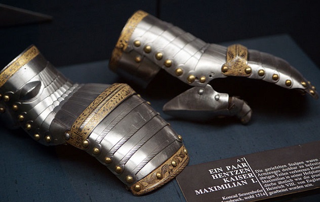 800px-HJRK_A_7_-_Gauntlets_of_Maximilian_I,_c._1514