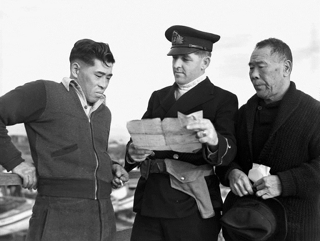JapaneseCanadian-Confiscating-Boat