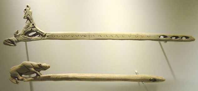 4_px-Atlatls,_17-12_kya,_upper_from_La_Madeleine_rockshelter,_lower_from_Le_Mas_d'Azil,_France_-_Houston_Museum_of_Natural_Science_-_DSC02033