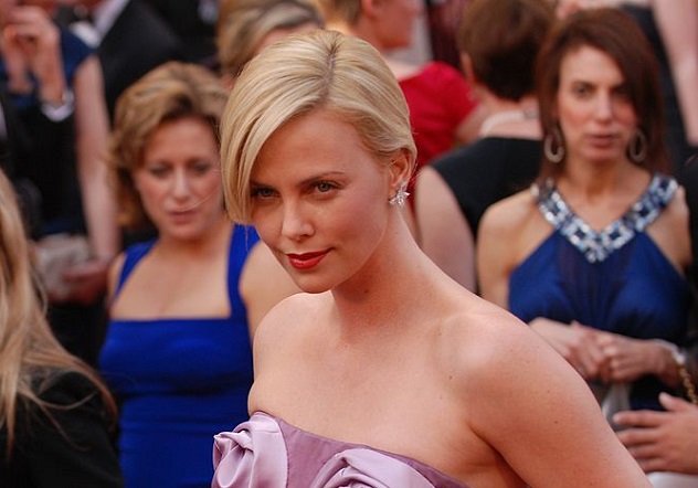 725px-Charlize_Theron
