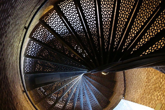 1024px-Pensacola_lighthouse_spiral_staircase