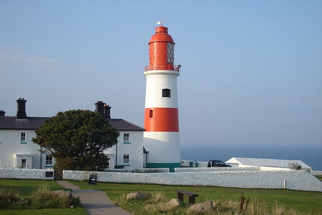 800px-Souter_Lighthouse,_Marsden,_Tyne_and_Wear_2