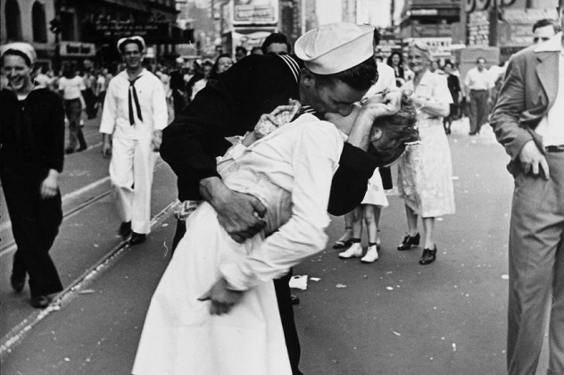 Legendary_kiss_V–J_day_in_Times_Square_Alfred_Eisenstaedt