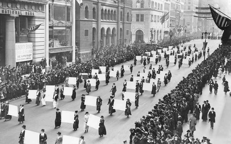 Suffragists_Parade_Down_Fifth_Avenue,_1917