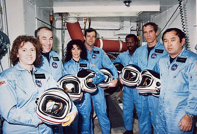 51-L_Challenger_Crew_in_White_Room_-_GPN-2000-001867