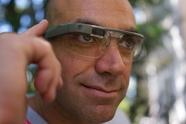 640px-A_Google_Glass_wearer