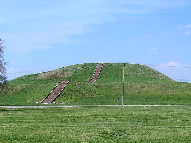640px-Monks_Mound_in_July