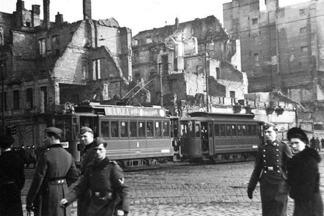 800px-Warsaw_during_WWII_-_Rondo_Dmowskiego