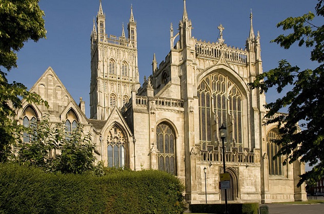 Gloucester_Cathedral_exterior_front