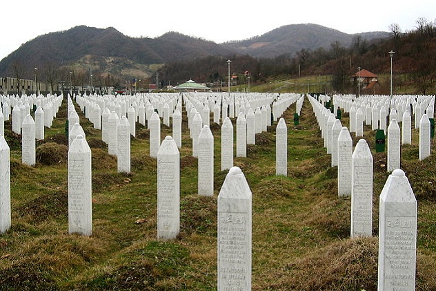 800px-Srebrenica_massacre_memorial_gravestones_2009_1