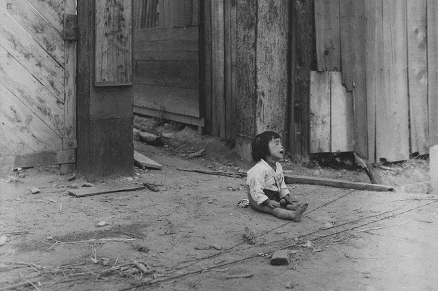 A_small_South_Korean_child_sits_alone_in_the_street,_after_elements_of_the_1st_Marine_Division_and_South_Korean..._-_NARA_-_531374