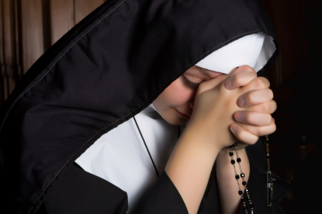 2 Nuns praying