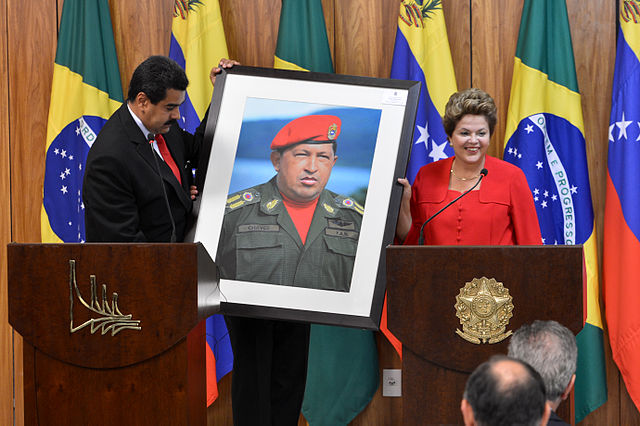 Dilma_Rousseff_receiving_a_Hugo_Chávez_picture_from_Nicolás_Maduro