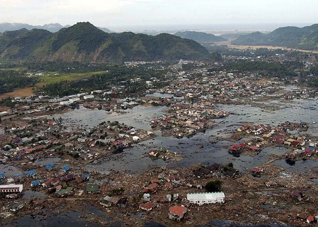 640px-US_Navy_050102-N-9593M-040_A_village_near_the_coast_of_Sumatra_lays_in_ruin_after_the_Tsunami_that_struck_South_East_Asia