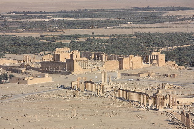 Palmyra,_view_from_Qalaat_Ibn_Maan,_Temple_of_Bel_and_colonnaded_axis