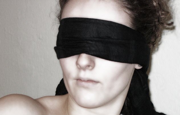 9-blindfolded-woman_000000553118_Small