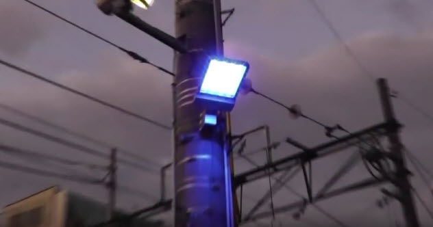 2-blue-streetlight-japan