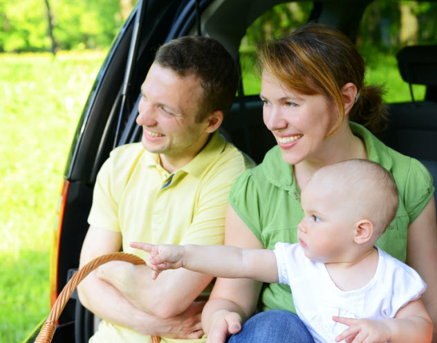 1-couple-baby-car_30805324_SMALL