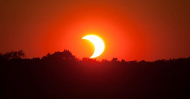 7a-bite-solar-eclipse-175407716