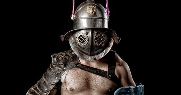 Ftrcio-thracian-gladiator-armour-helmet-shield