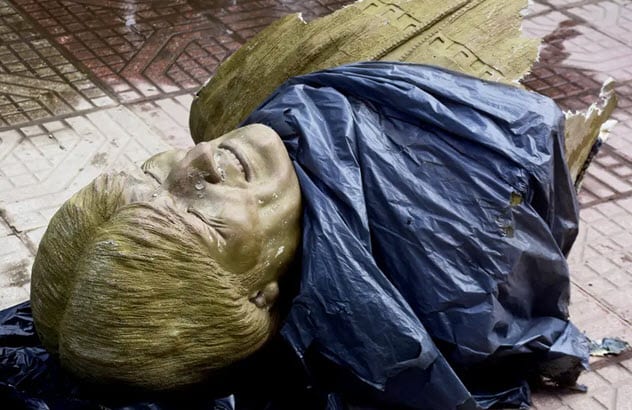 Top 10 Times The Statues Came Tumbling Down - 31