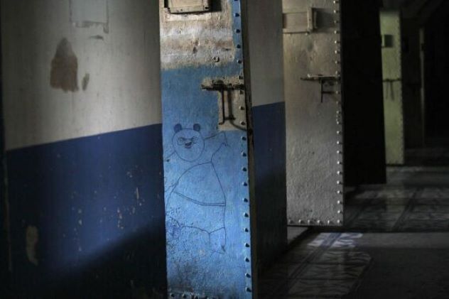 10 Disturbing and Eerie Photographs of Abandoned Prisons - 28