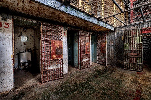 10 Disturbing and Eerie Photographs of Abandoned Prisons - 88