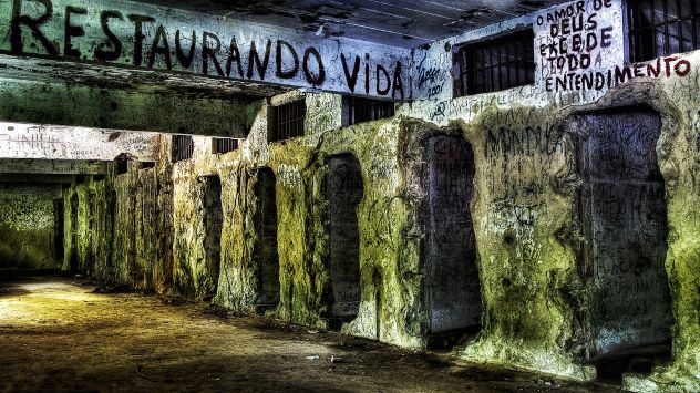 10 Disturbing and Eerie Photographs of Abandoned Prisons - Listverse 4