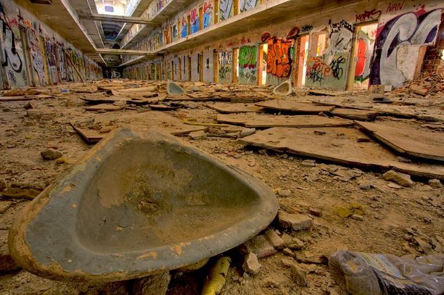 10 Disturbing and Eerie Photographs of Abandoned Prisons - Listverse 5