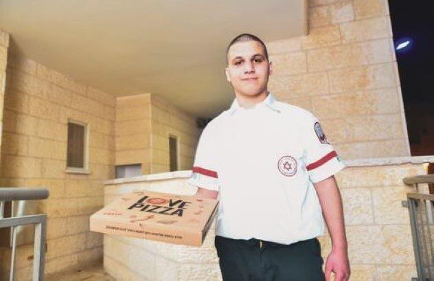 10 Pizza Delivery Drivers Who Saved the Day - 21